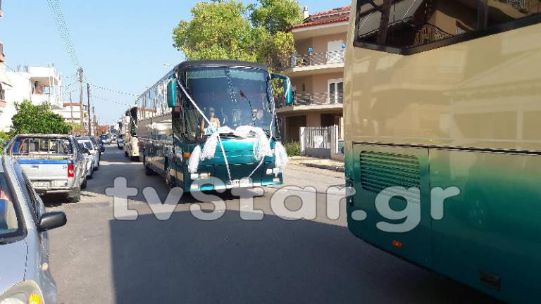 Παντρεύτηκε με… συνοδεία πούλμαν και φορτηγών! – «Κομφούζιο» στους δρόμους της Λαμίας (βίντεο)
